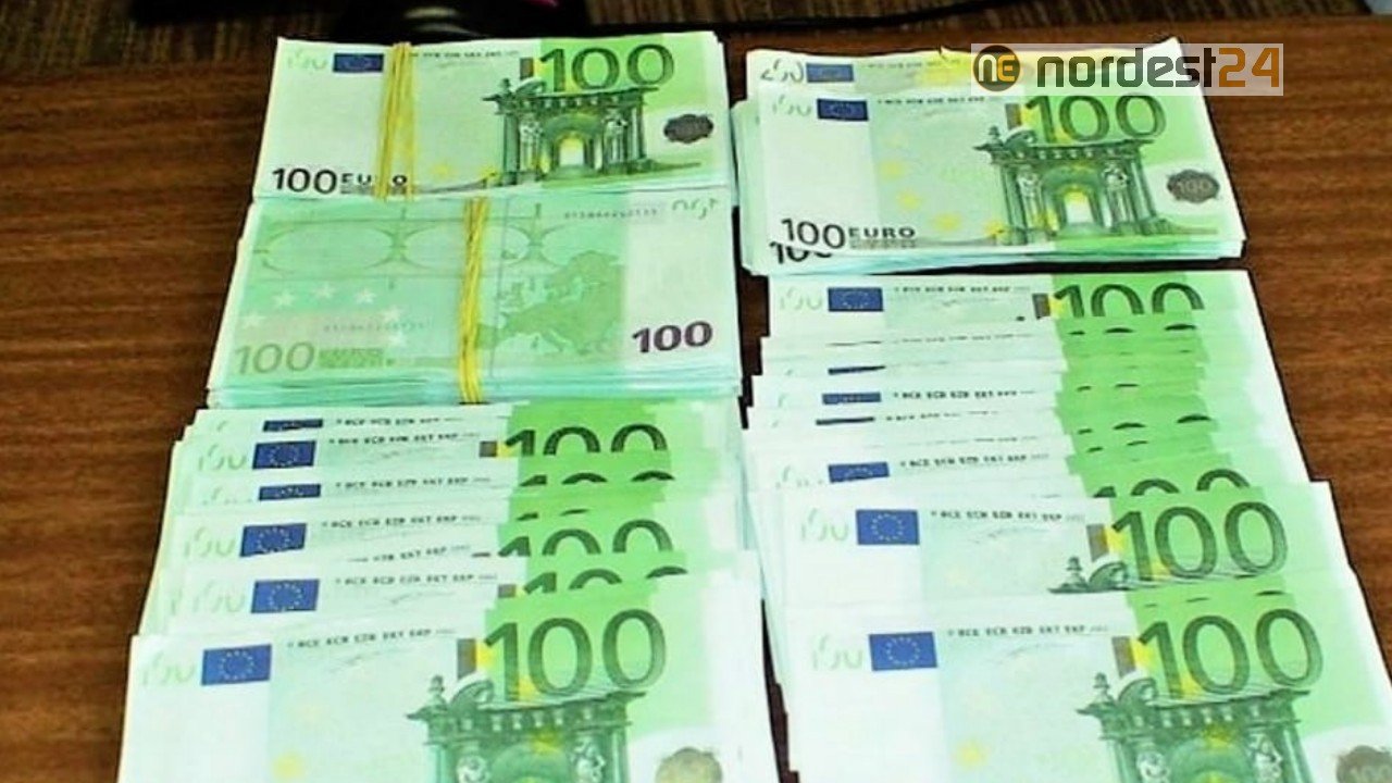 Евро старые купюры. 100 Евро купюра. 100 Евро купюра старого образца. Новая купюра 100 евро. Банкнота 100 евро нового образца.