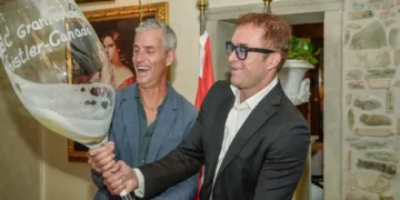 Nella foto, da sinistra, Neil McKinnon (RBC GranFondo Whistler) e Massimo Stefani (Prosecco Cycling) dopo la firma del protocollo d’intesa sulla sostenibilità ambientale