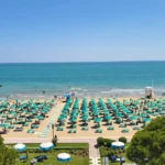 Bagnini salvano un bambino di 7 anni dall'annegamento
