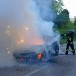 Il motore si incendia: famiglia si salva scappando dall'auto