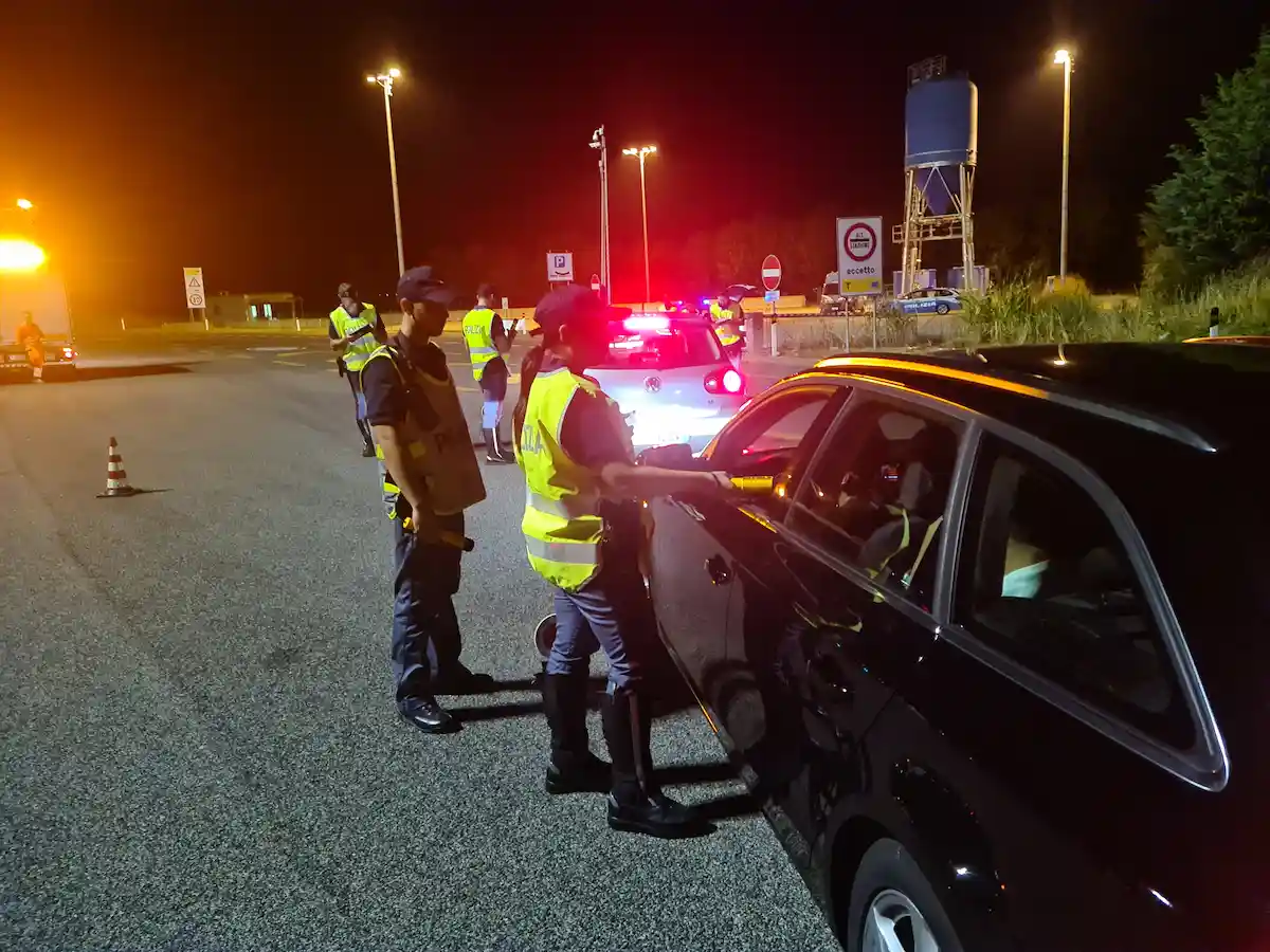 A zig zag in autostrada A23, fugge all'alt della Polizia