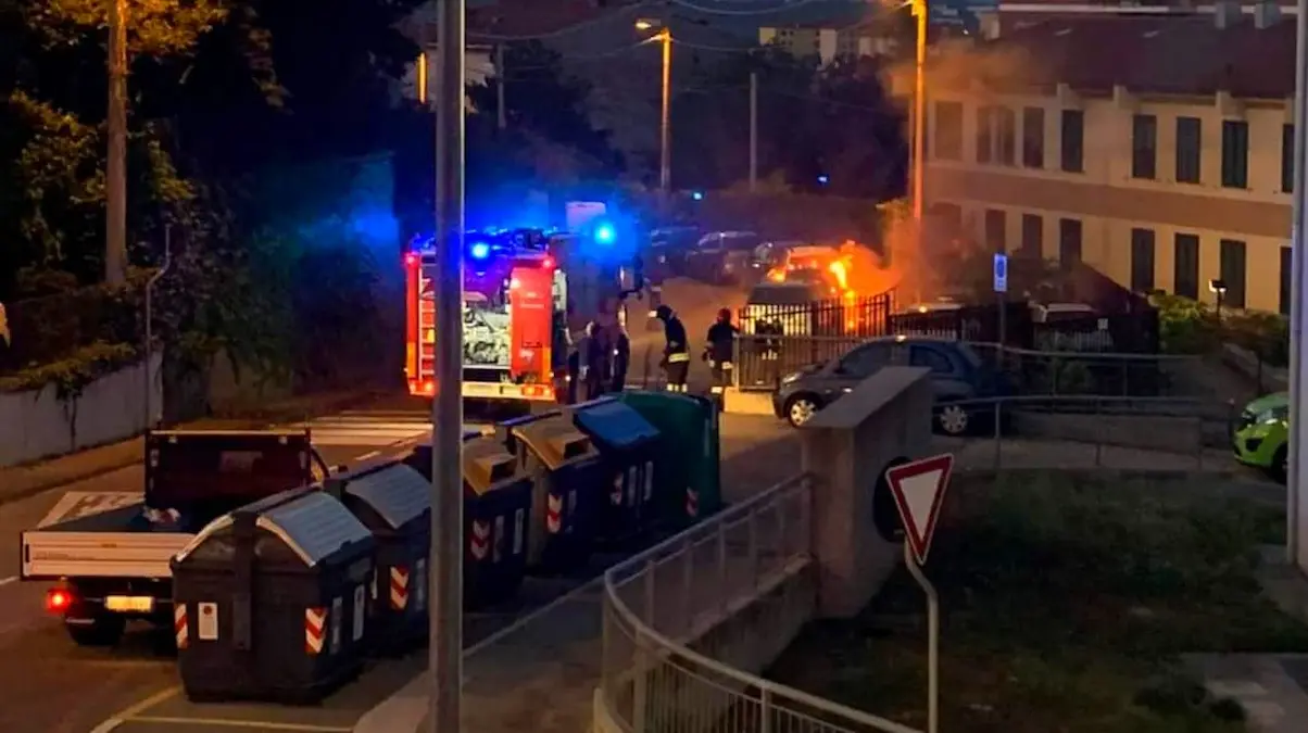 Trieste, tre auto avvolte dalle fiamme all’alba