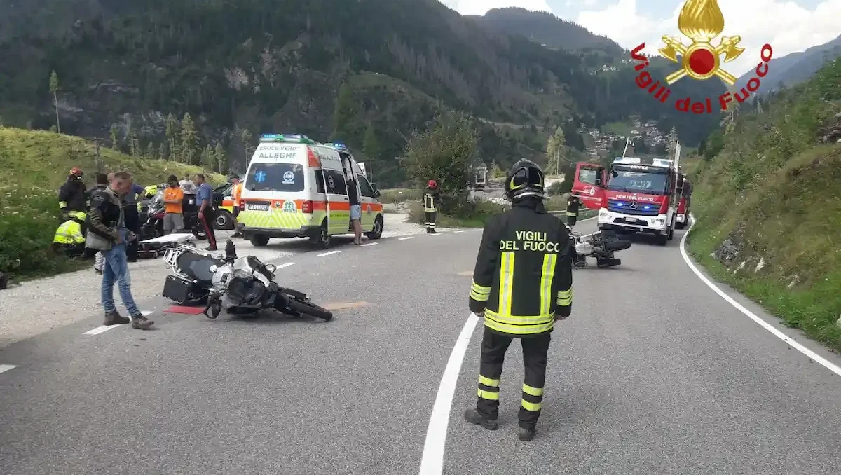 Scontro frontale tra due moto in curva lungo SS52: feriti gravemente due centauri