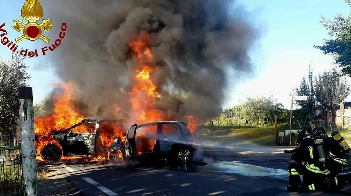 Scontro tra auto a benzina e una vettura ibrida: divampa un violentissimo incendio