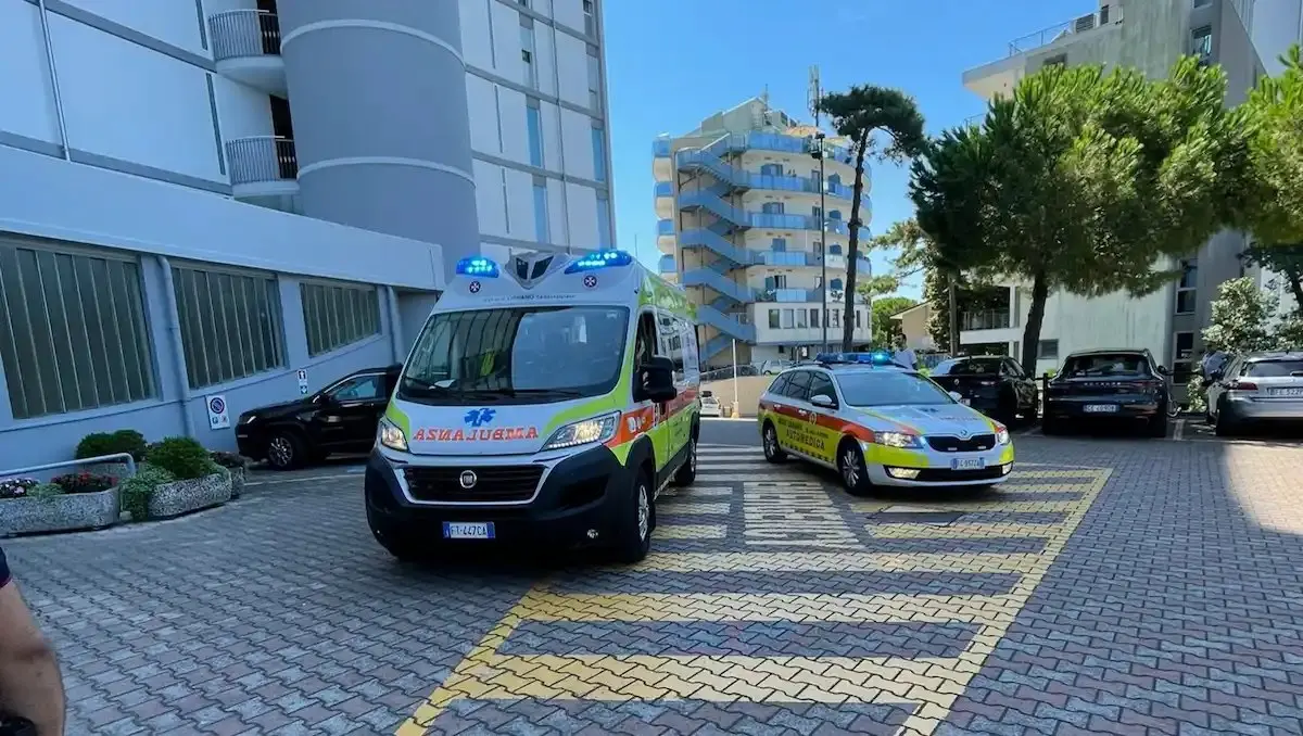 donna 58enne precipita dal terzo piano di un condominio