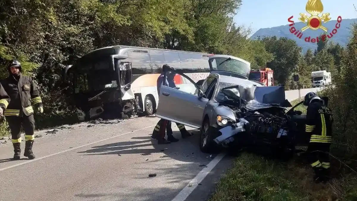 scontro frontale tra autobus con 15 persone a bordo ed auto