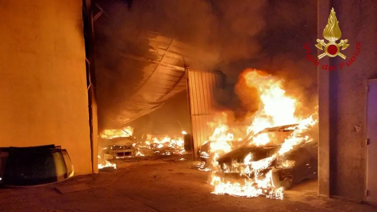 incendio devasta una carrozzeria