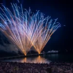 In migliaia a Lignano per "L'incendio del mare". I Dj del Ceghedaccio riempiono la piazza | FOTO