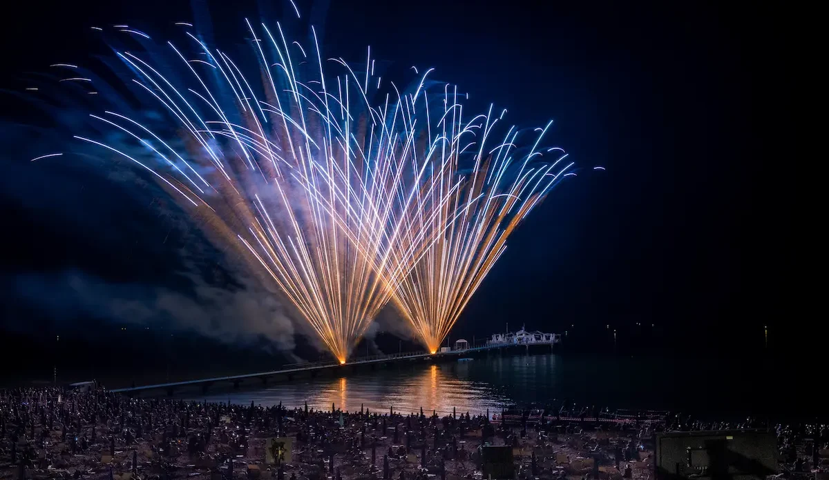 In migliaia a Lignano per "L'incendio del mare". I Dj del Ceghedaccio riempiono la piazza | FOTO