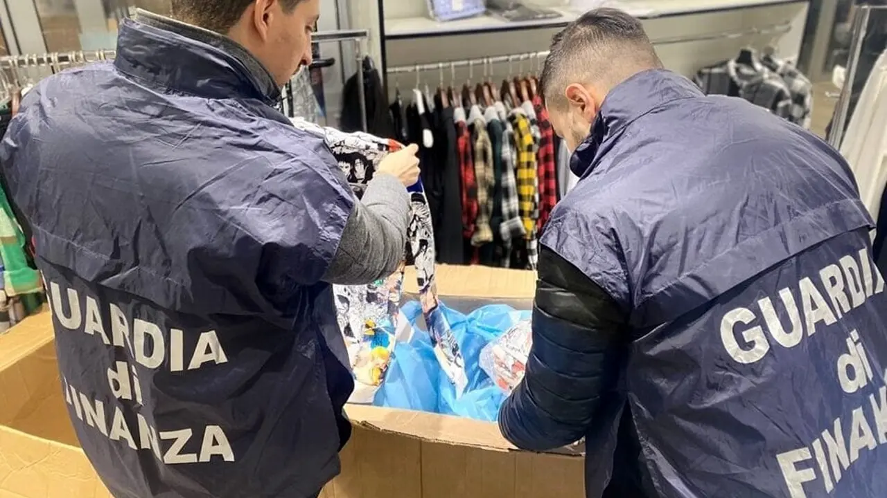 Sequestrati 115.000 capi di abbigliamento falsificati