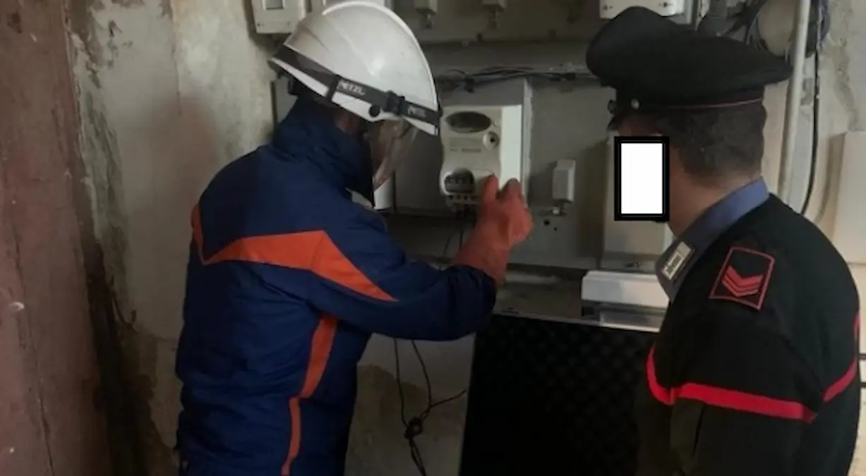 "Ruba" l'energia elettrica alla vicina di casa: scoperto e denunciato