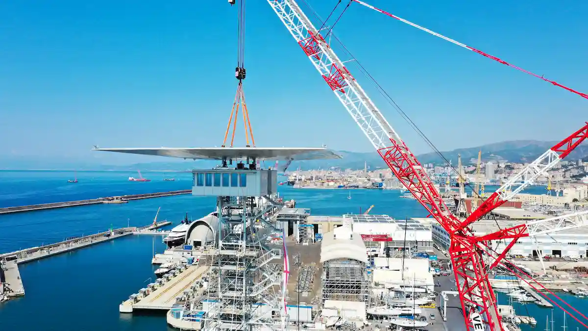 Cimolai Spa ha concluso oggi con successo le operazioni di sollevamento della copertura finale della nuova Torre Piloti di Genova
