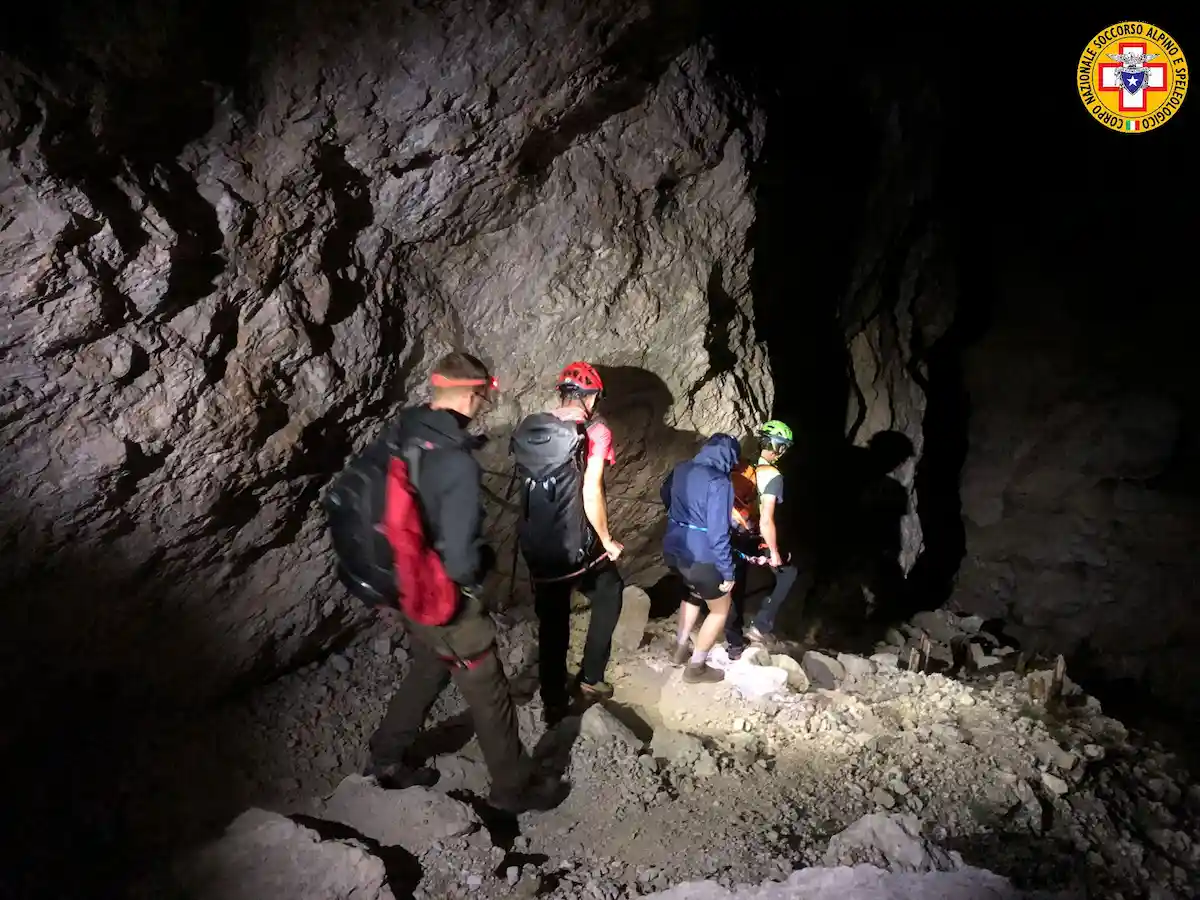Coppia di escursionisti bloccata in un canale