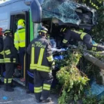 L'autobus invade la corsia opposta e piomba contro un muro