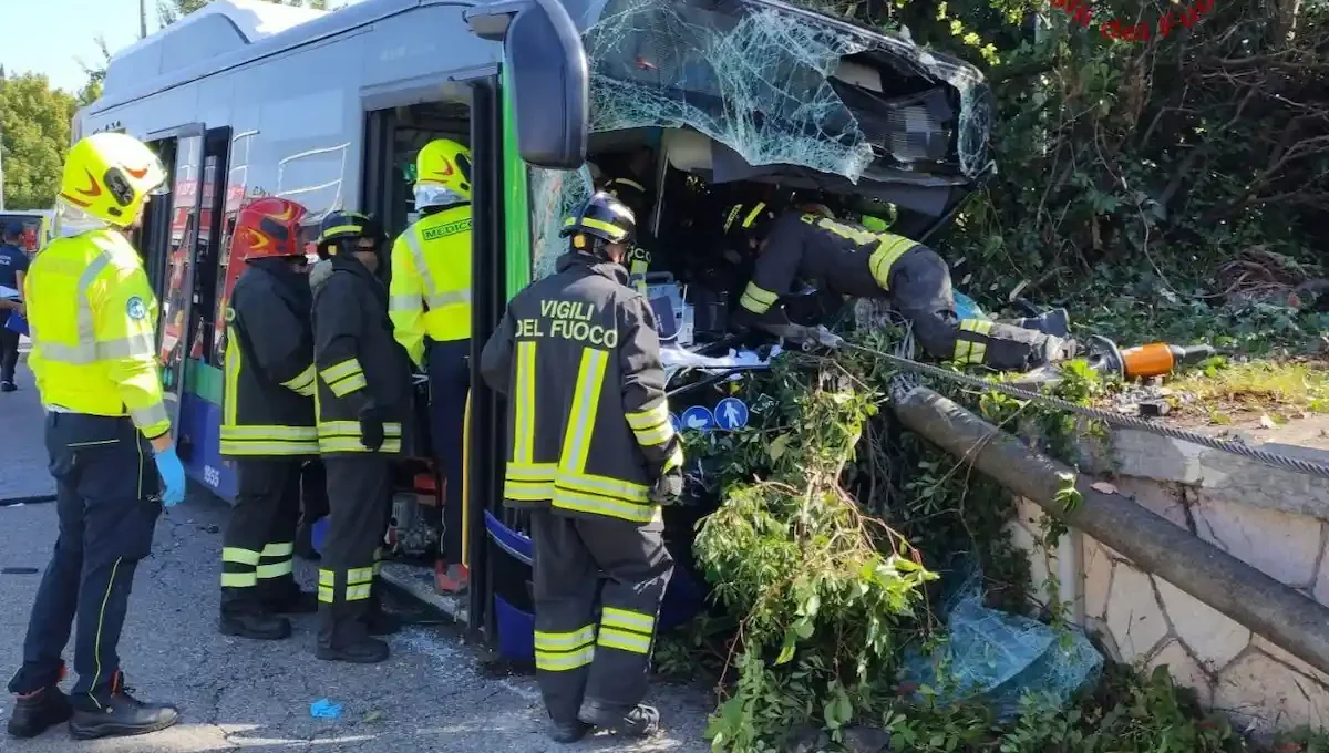 L'autobus invade la corsia opposta e piomba contro un muro