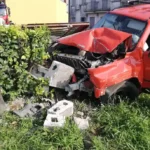 Auto piomba dentro un giardino