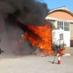 Partono con il camper per le vacanze, ma scoppia l'incendio