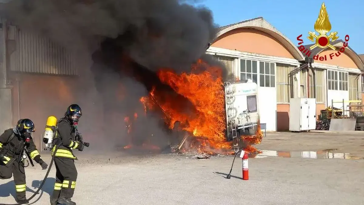 Partono con il camper per le vacanze, ma scoppia l'incendio
