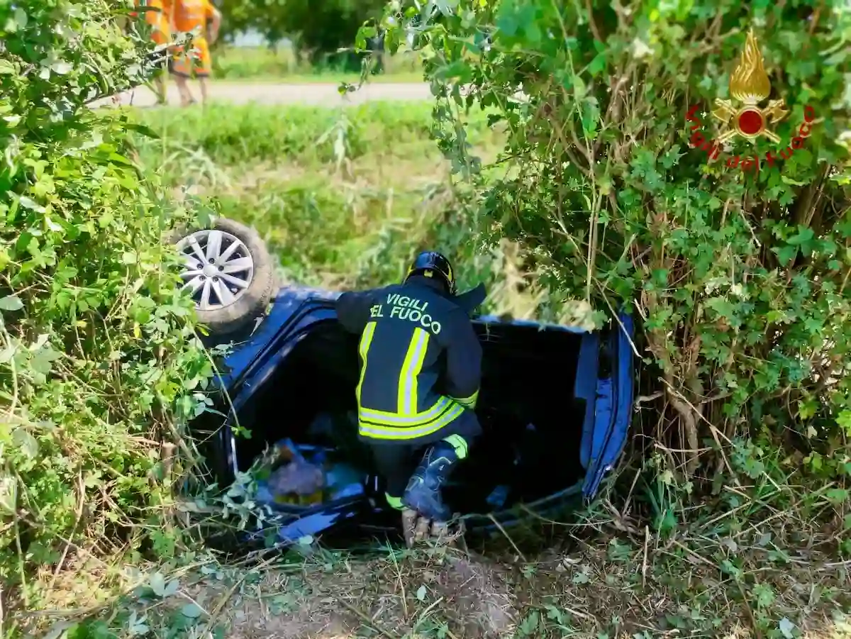 Caorle, auto piomba nel fossato