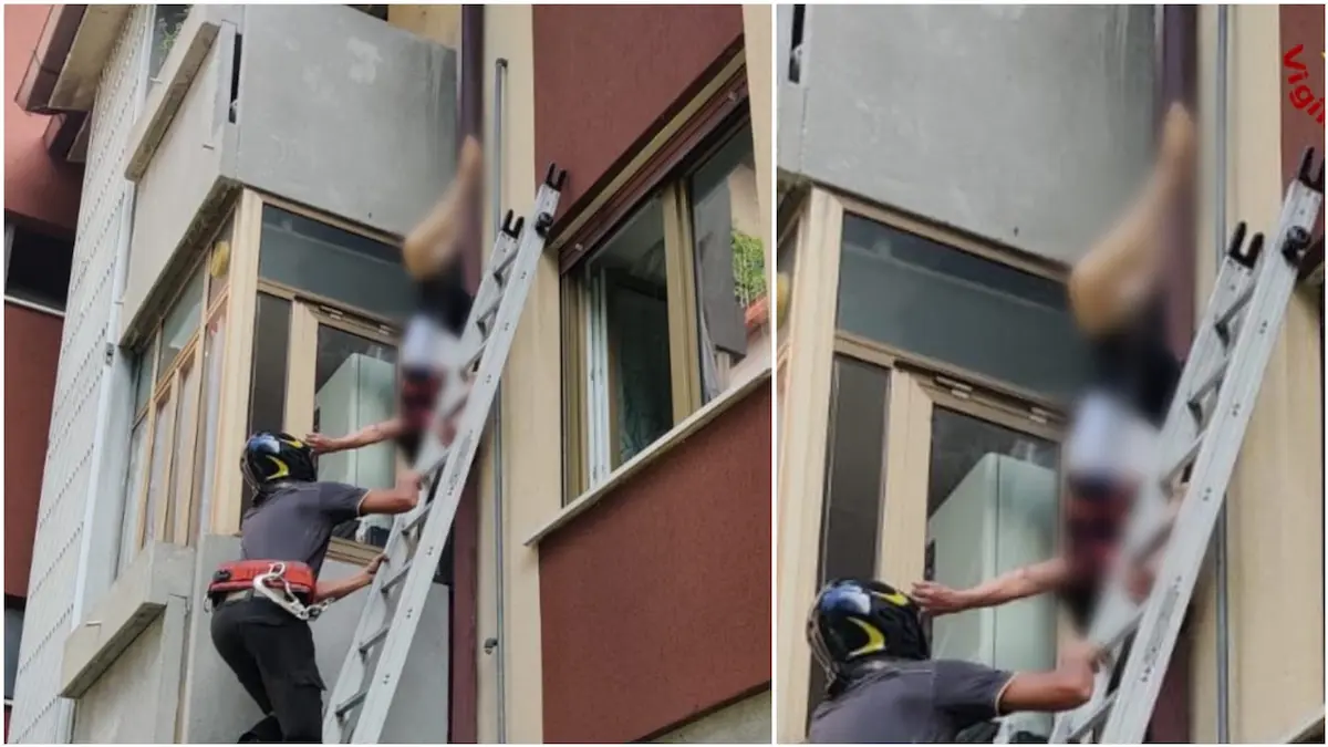 Cade dal terrazzo e rimane bloccata tra il parapetto e la grondaia