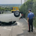 non riesce a controllare la sua Fiat 500 e si ribalta