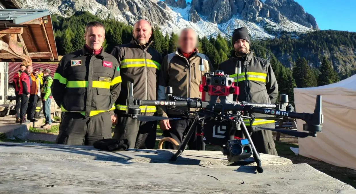 Nella foto l’uomo con i componenti del nucleo SAPR (Sistemi Aeromobili a Pilotaggio Remoto) del Veneto e i drone con la tecnologia Lifeseeker