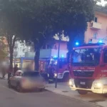fiamme dal tetto di un appartamento a Lignano