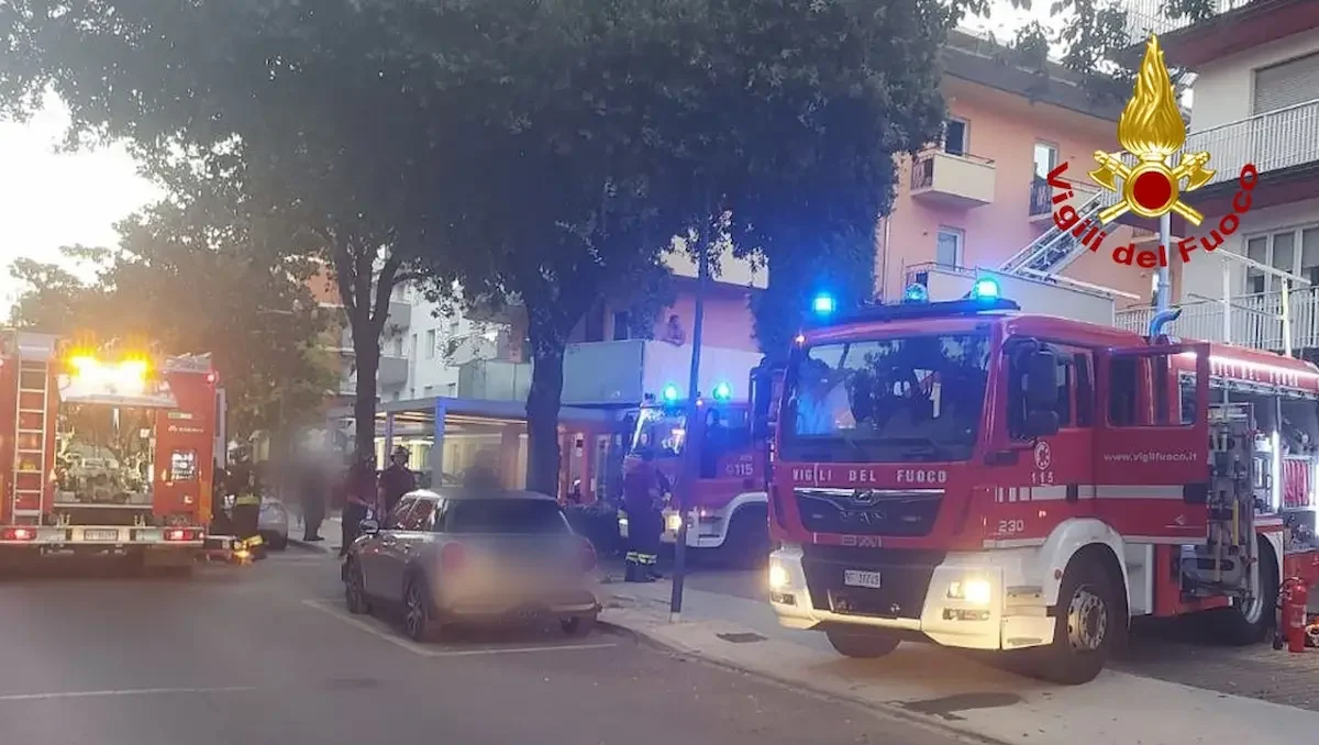 fiamme dal tetto di un appartamento a Lignano