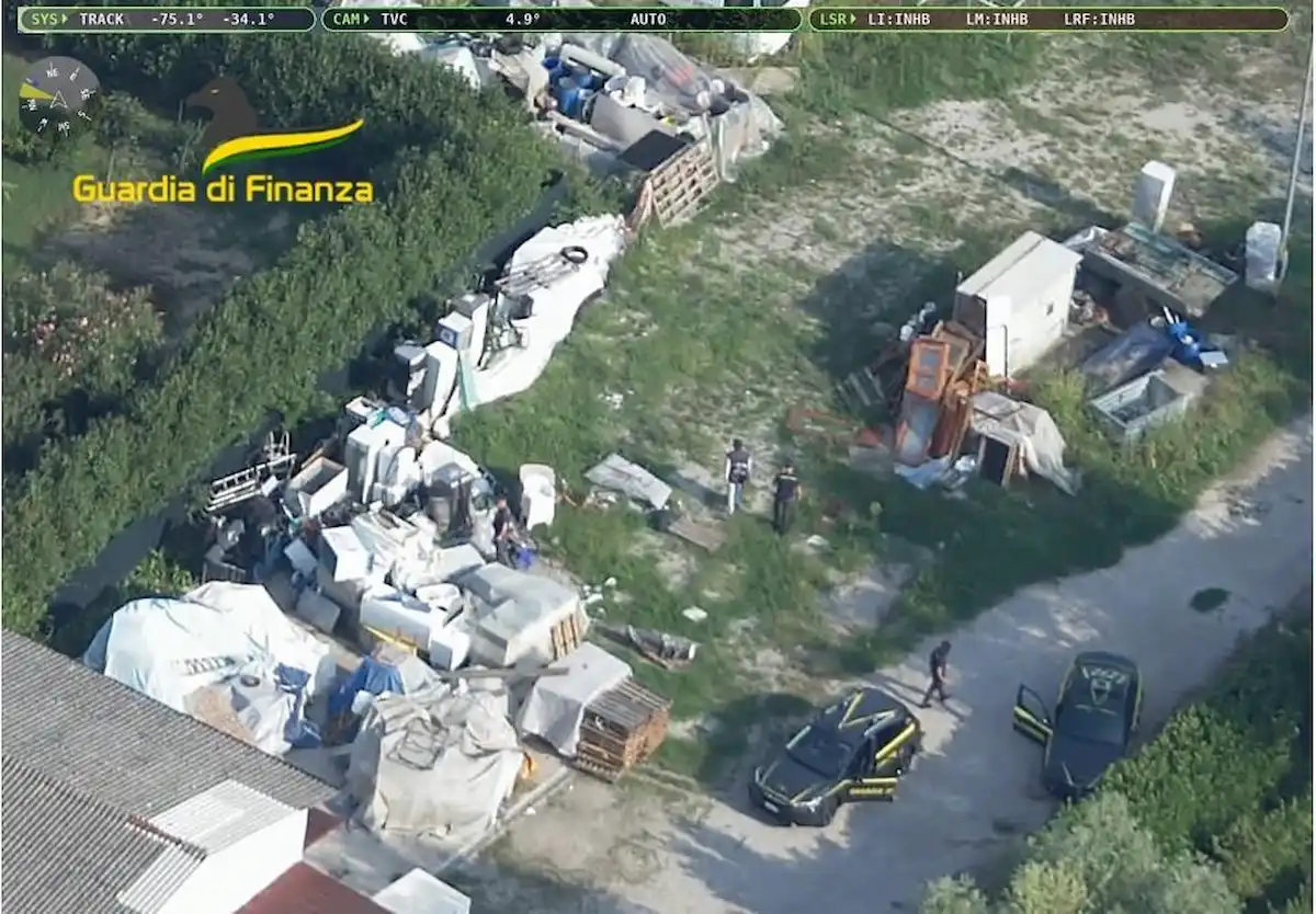 Terreno di 2 mila mq trasformato in discarica abusiva, trovati amianto e rifiuti pericolosi
