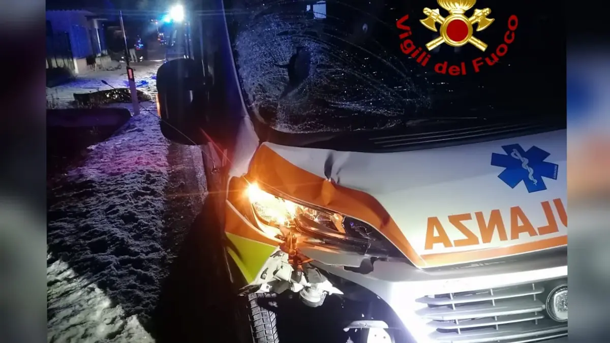 Pedone investito da un'ambulanza