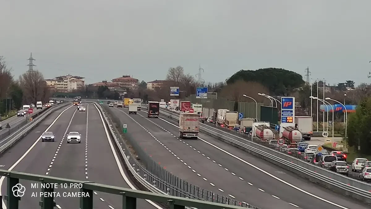Il traffico bloccato in Tangenziale nella foto di Patrick Mansutti