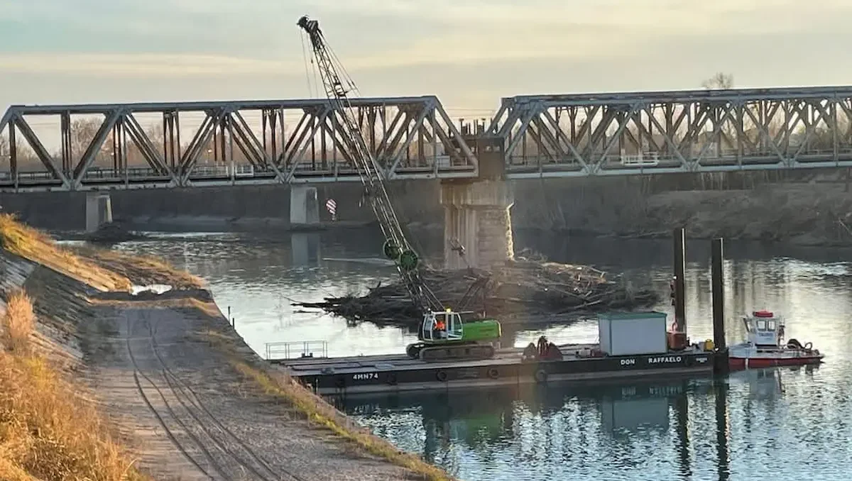 rimozione del materiale accumulato sotto il ponte ferroviario che attraversa il fiume Tagliamento