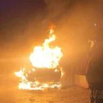 Auto parcheggiata in strada da ore avvolta dalle fiamme all'improvviso