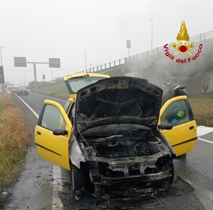 incendio-auto-pordenone-intervento-vigili-del-fuoco