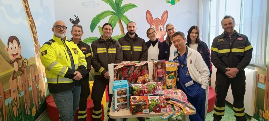 delegazione di vigili del fuoco proveniente dal distaccamento di Portogruaro e da quello volontario di Caorle
