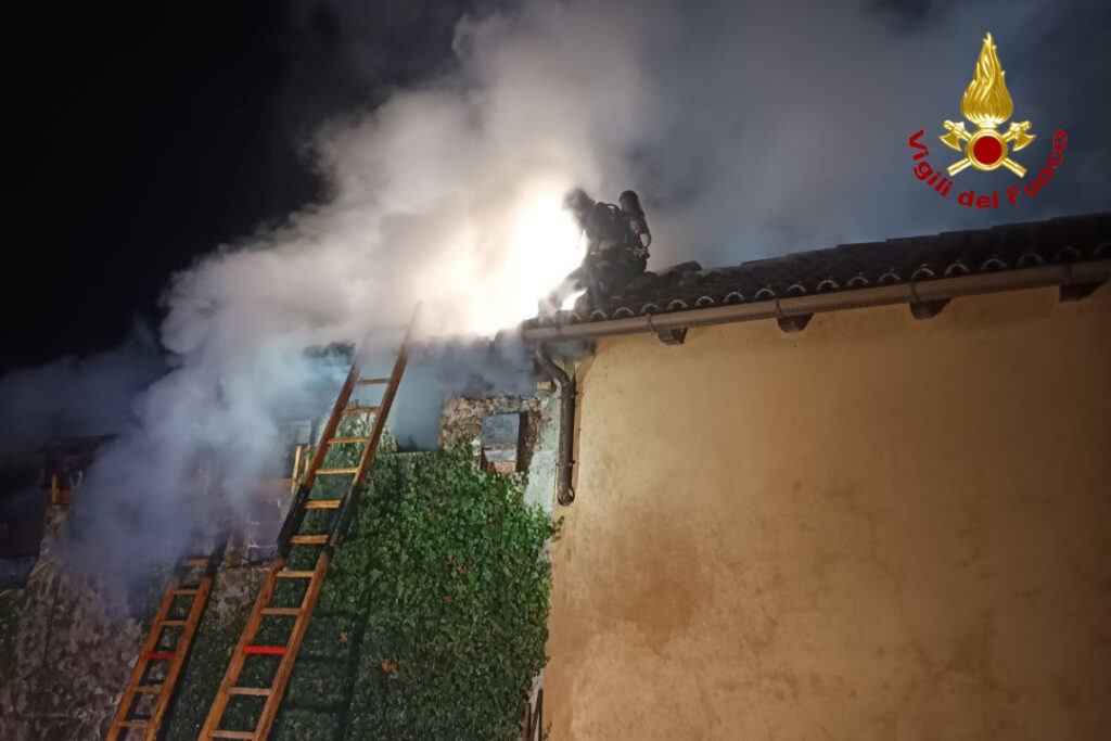 incendio nella legnaia a Bressa di Campoformido