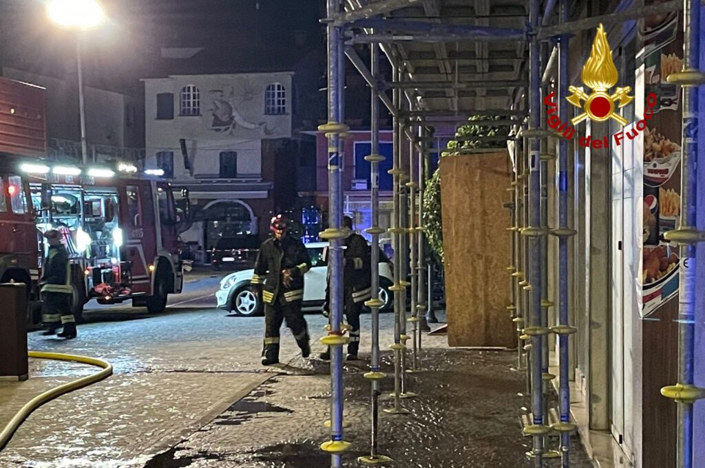 il tetto di una casa in ristrutturazione va a fuoco