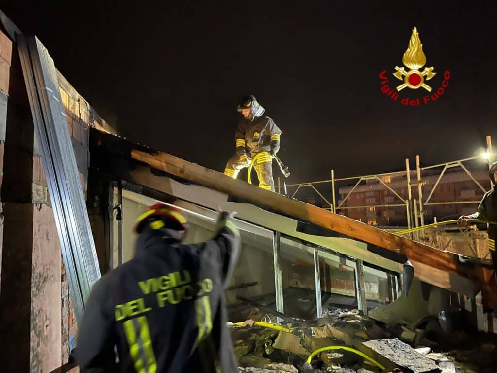 il tetto di una casa in ristrutturazione va a fuoco