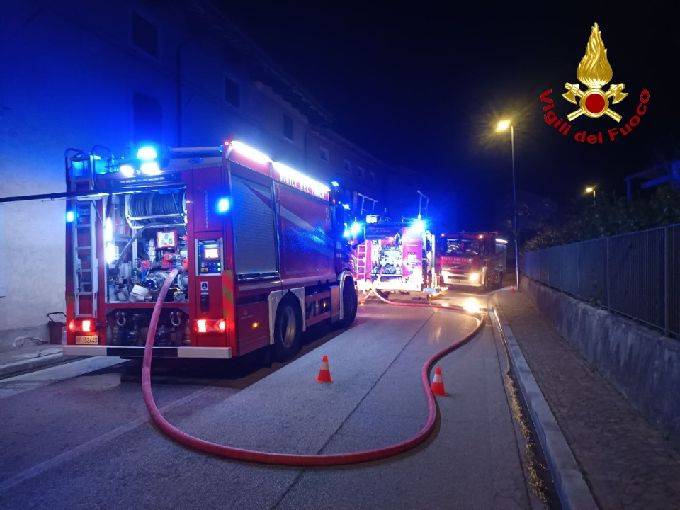 incendio nella legnaia a Bressa di Campoformido