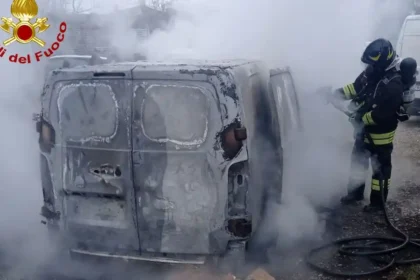 un furgone è stato avvolto dalle fiamme mentre si trovava presso un’officina