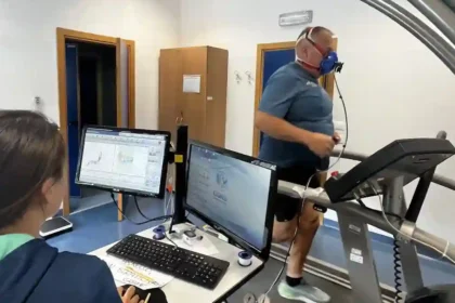 Nell’ambito dello studio promosso dal Dipartimento di Medicina ATTIVITÀ FISICA, DIETA E OBESITÀ: L’ATENEO FRIULANO CERCA NUOVI VOLONTARI PER PROSEGUIRE IL PROGETTO DI RICERCA Candidature per uomini tra i 20 e i 40 anni con un indice di massa corporea maggiore o uguale a 30 Kg/m2 senza gravi patologie Udine, 9 gennaio 2025 - Parte una nuova fase di reclutamento di volontari per il progetto di ricerca, promosso dal Dipartimento di Medicina, su esercizio fisico e dieta negli uomini adulti con obesità. L’iniziativa, proposta nell’ambito del Corso di laurea in Scienze motorie, è destinata a uomini di età compresa tra i 20 e 40 anni, con un indice di massa corporea maggiore o uguale a 30 Kg/m2 ed esenti da gravi patologie cardiache, metaboliche, polmonari e osteo-articolari. I volontari dovranno essere disponibili a sottoporsi ad alcuni questionari, misurazioni e test e a seguire, per 24 settimane, alcune indicazioni nutrizionali o riguardanti l’attività fisica. «Lo studio – spiega il coordinatore del gruppo di ricerca dell’Ateneo friulano, Stefano Lazzer – contribuirà a fare chiarezza sul ruolo indipendente, e combinato, di dieta ed esercizio fisico nel migliorare le caratteristiche ponderali e le capacità fisiche di persone con obesità». Il progetto di ricerca prenderà il via a febbraio e il coinvolgimento dei volontari durerà sei mesi: l’obiettivo è confrontare gli effetti di due tipi di allenamento e altrettante tipologie di dieta su composizione corporea, capacità fisiche, parametri ematici e muscolari. Lo studio vedrà la collaborazione tra un gruppo di ricerca dell’Ateneo friulano, coordinato dal professor Stefano Lazzer, e uno dell’Università di Ferrara, guidato dalla professoressa Angelina Passaro. Per partecipare è necessario essere in possesso di certificato medico agonistico. I test inizieranno a partire da febbraio. Per proporsi come volontari, gli interessati possono inviare una e-mail all’indirizzo profitness.gemona@uniud.it, inserendo i propri dati – nome, cognome, peso e altezza per il calcolo dell’indice di massa corporea – e un recapito telefonico. In alternativa, è possibile anche compilare un form online, all’indirizzo https://tinyurl.com/mrxsk5j4. I candidati selezionati verranno inizialmente valutati sotto la supervisione di un medico dello sport. Saranno sottoposti a varie misurazioni (peso, altezza, circonferenza vita, ecc.), invitati a compilare alcuni questionari e un diario alimentare, coinvolti in vari test fisici non invasivi, come, per esempio, una corsa o camminata su tapis roulant. Previste, inoltre, analisi ematiche e muscolari. Una volta eseguiti i test, i partecipanti saranno assegnati in maniera casuale a uno dei quattro gruppi di studio dell’Ateneo friulano, due riguardanti solo esercizio fisico e due l’aspetto nutrizionale. Seguiranno a quel punto a domicilio i loro programmi di intervento della durata di 24 settimane, ripetendo i test iniziali dopo 12 settimane e alla fine dello studio. Chi farà parte di uno dei due gruppi esercizio dovrà allenarsi tre volte a settimana. Gli assegnati agli altri, invece, dovranno rispettare le indicazioni nutrizionali fornite dal team di ricerca: in un gruppo il partecipante avrà per l’intera settimana un apporto calorico pari al 75% del fabbisogno energetico; nell’altro, il volontario avrà invece per cinque giorni alla settimana un introito calorico pari al 100% del fabbisogno e per gli altri due giorni un apporto del 25%.
