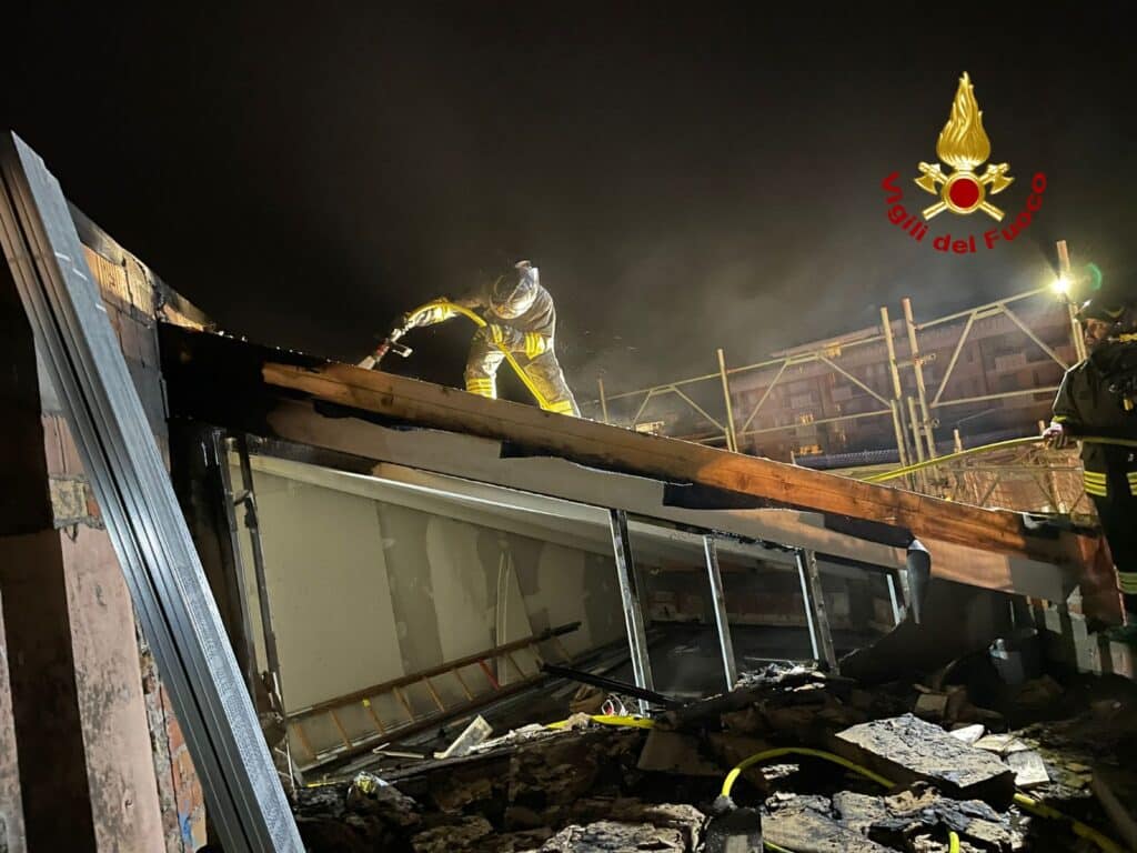 il tetto di una casa in ristrutturazione va a fuoco