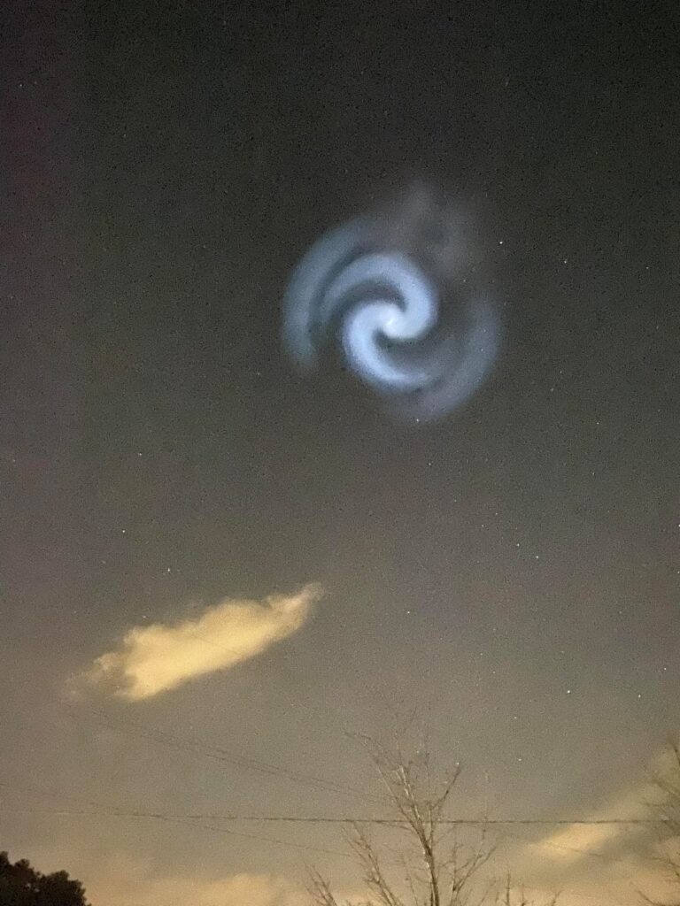 Spirale luminosa nel cielo