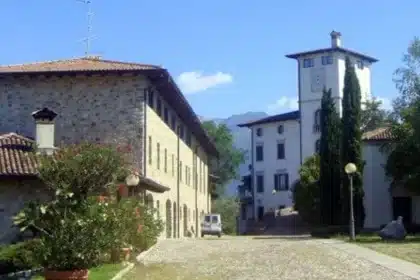 Veduta frontale del castello