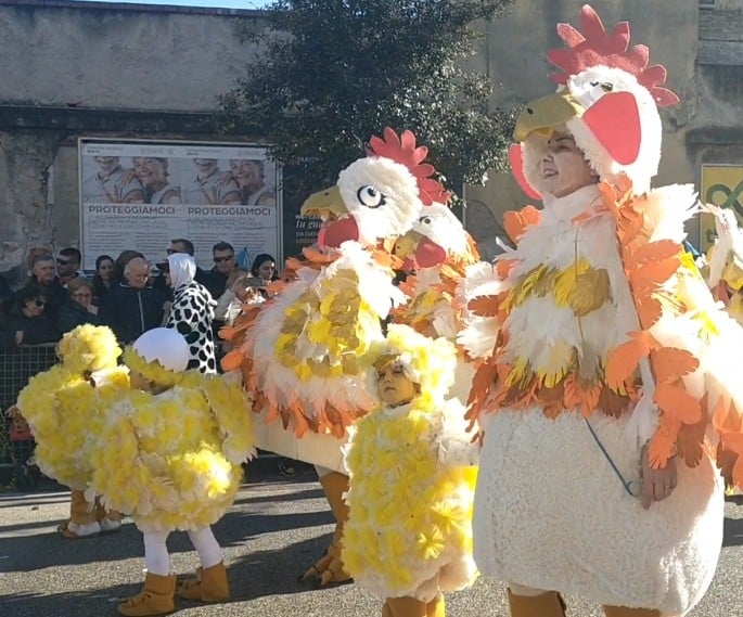 la compagnia “Bulli e Pupe” vince con il tema "Galline"