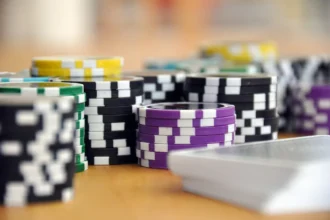 Mazzo di carte e chips per giocare a poker.