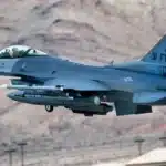 F-16 in volo durante un’esercitazione serale sopra i cieli del Friuli Venezia Giulia