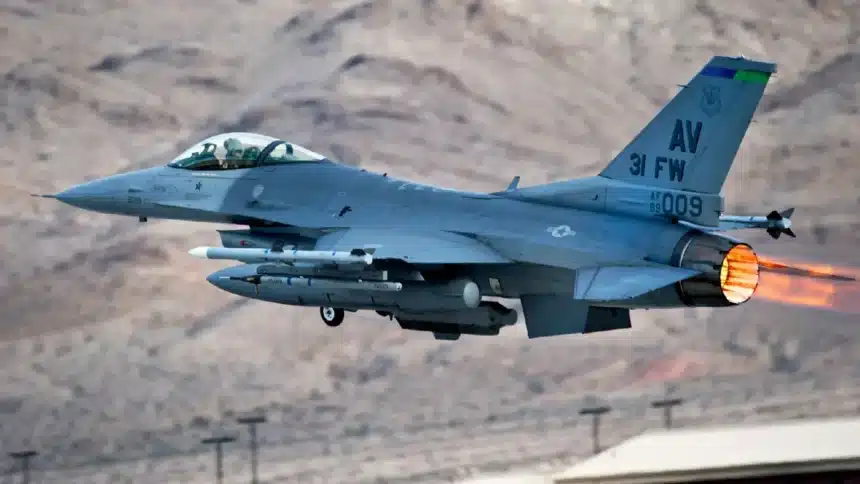 F-16 in volo durante un’esercitazione serale sopra i cieli del Friuli Venezia Giulia