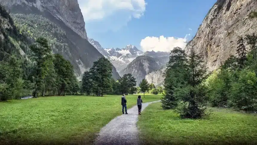 Escursionisti su un sentiero panoramico tra le colline del Veneto in una giornata estiva