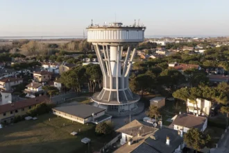 Lignano Pineta: CAFC illumina la torre piezometrica con photomapping. Accensione venerdì 11 luglio alle 21.30